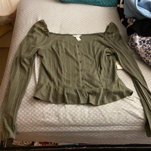 Cropped long sleeve green top with buttons